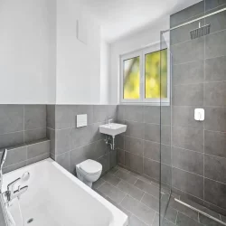 Badezimmer-Set, Waschtisch, WC, Badewanne und Duschsystem - Baustoffe Union